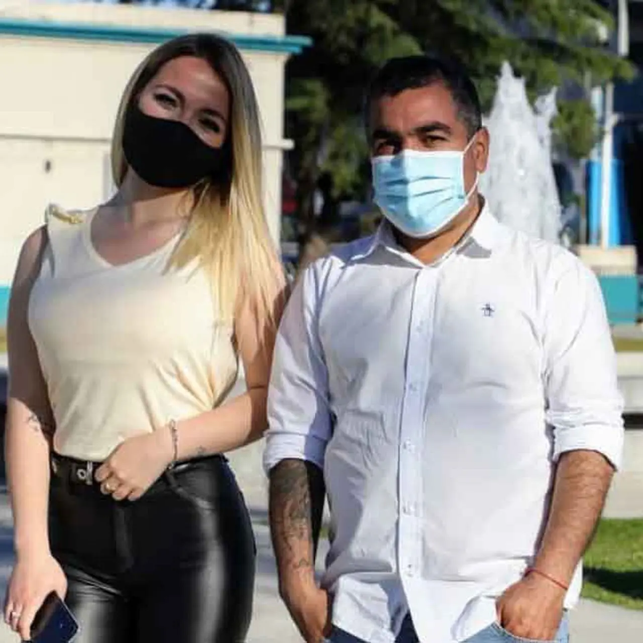 Stefania Purita junto a Gustavo Antunez, de la Subdirección de Protocolo Ceremonial de Avellaneda