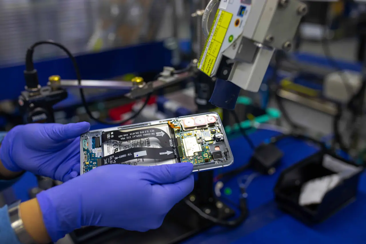 Mirgor fabrica en Río Grande celulares de Samsung y LG y es la principal productora del país