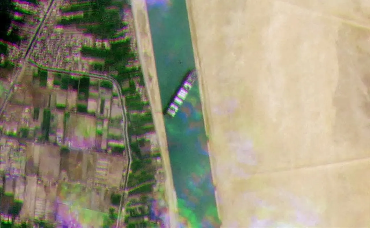Impactante imagen satelital del bloqueo al Canal de Suez