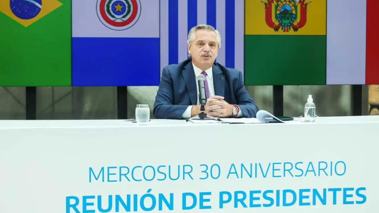 En Uruguay hablan de actitud "barrabrava" de Alberto F. tras el cruce con Lacalle Pou