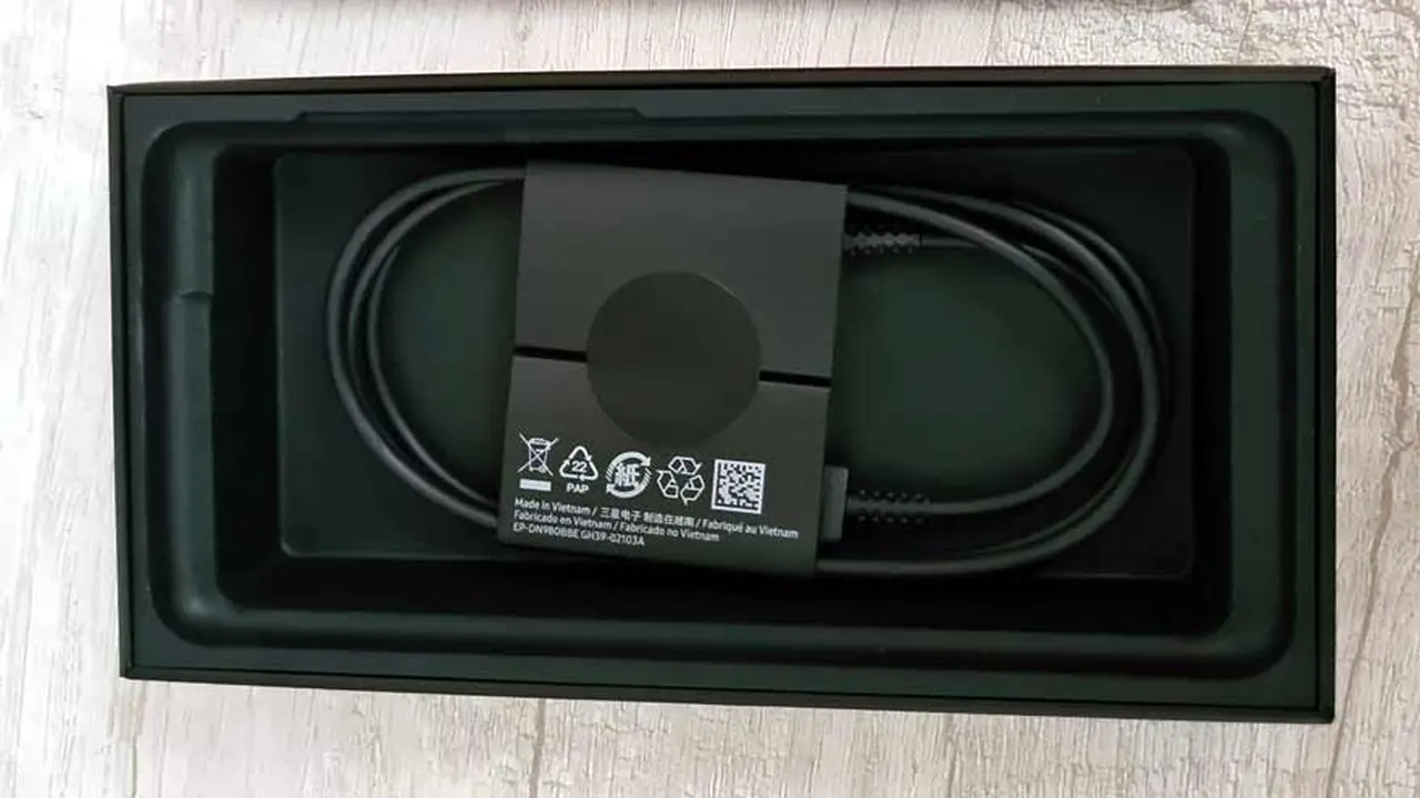 Toda la línea S21 no traer cargador, aunque Samsung incluyó un cable.