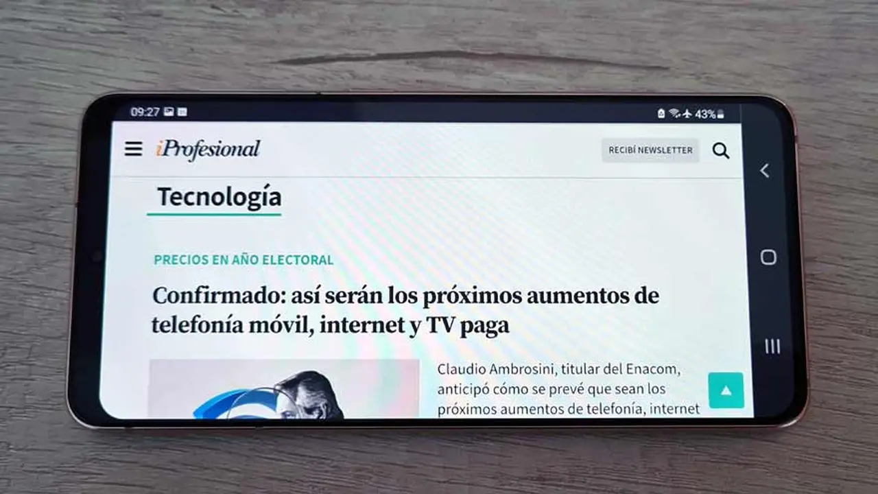 La pantalla tiene una función que adapta en forma automática la tasa de refresco.