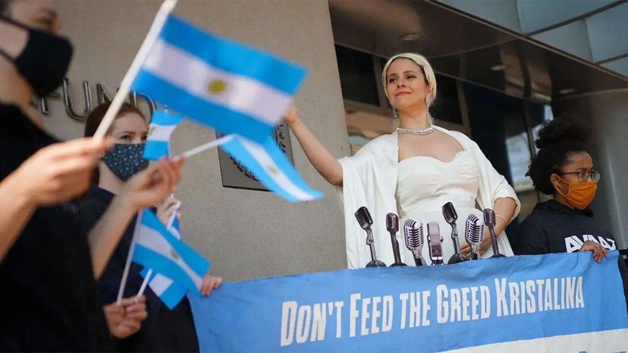 Una "Evita" reclamó por Argentina frente a la sede del FMI: "No alimentes la codicia, Kristalina"