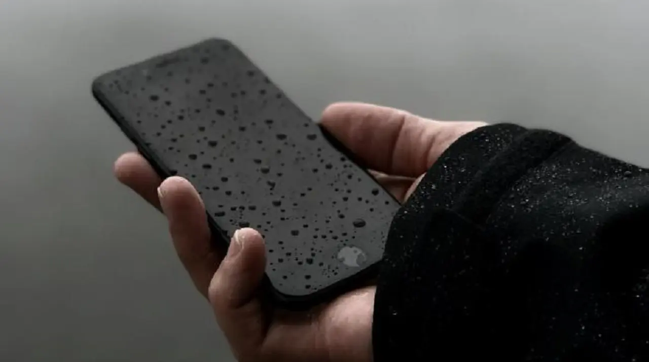 ¿Se te mojó el celular y no enciende? Así podrás recuperarlo