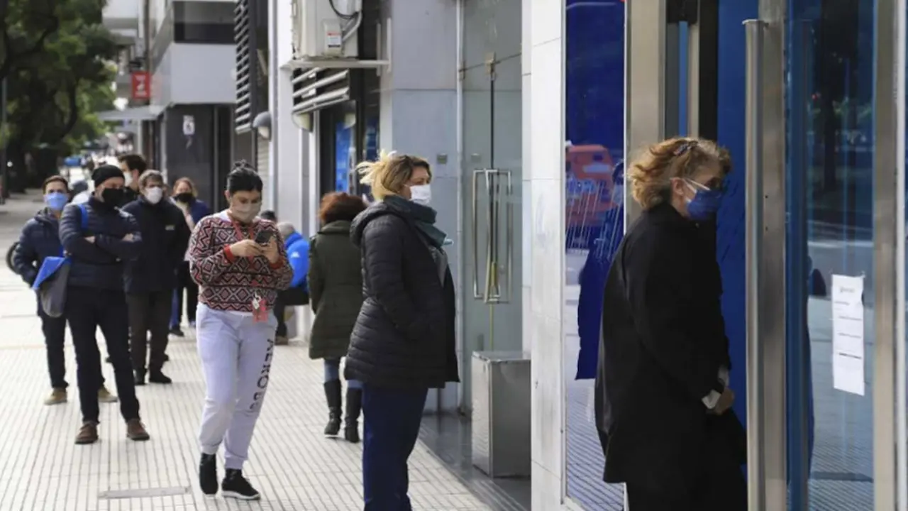 En alerta por la segunda ola, los bancos lanzaron un urgente pedido a sus clientes