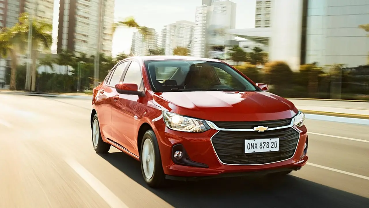 Chevrolet Onix, en sus versiones más equipadas, también tiene una económica.