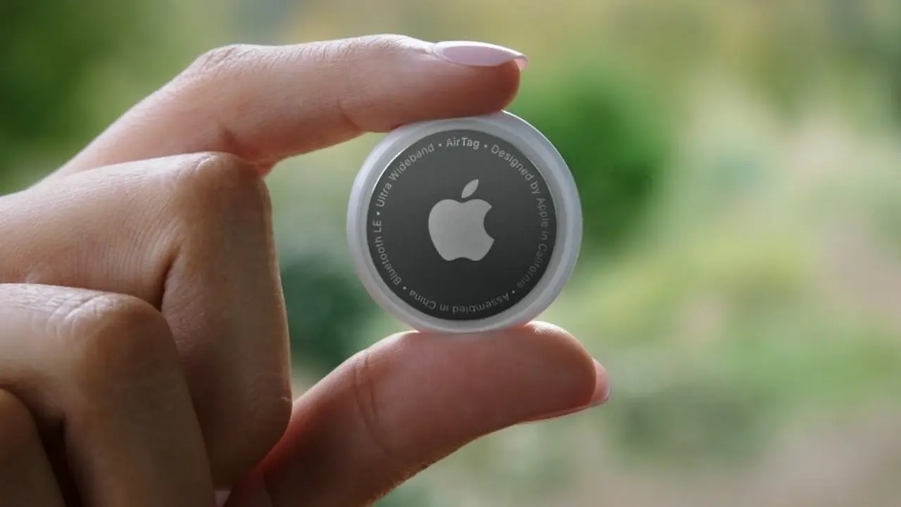 El Airtag de Apple soporta UWB es un estándar de comunicación inalámbrica que tendría el iPhone 15. 
