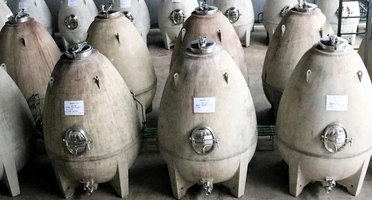 Debaten los enólogos: los huevos de concreto para elaborar vinos, ¿funcionan o son un mito?