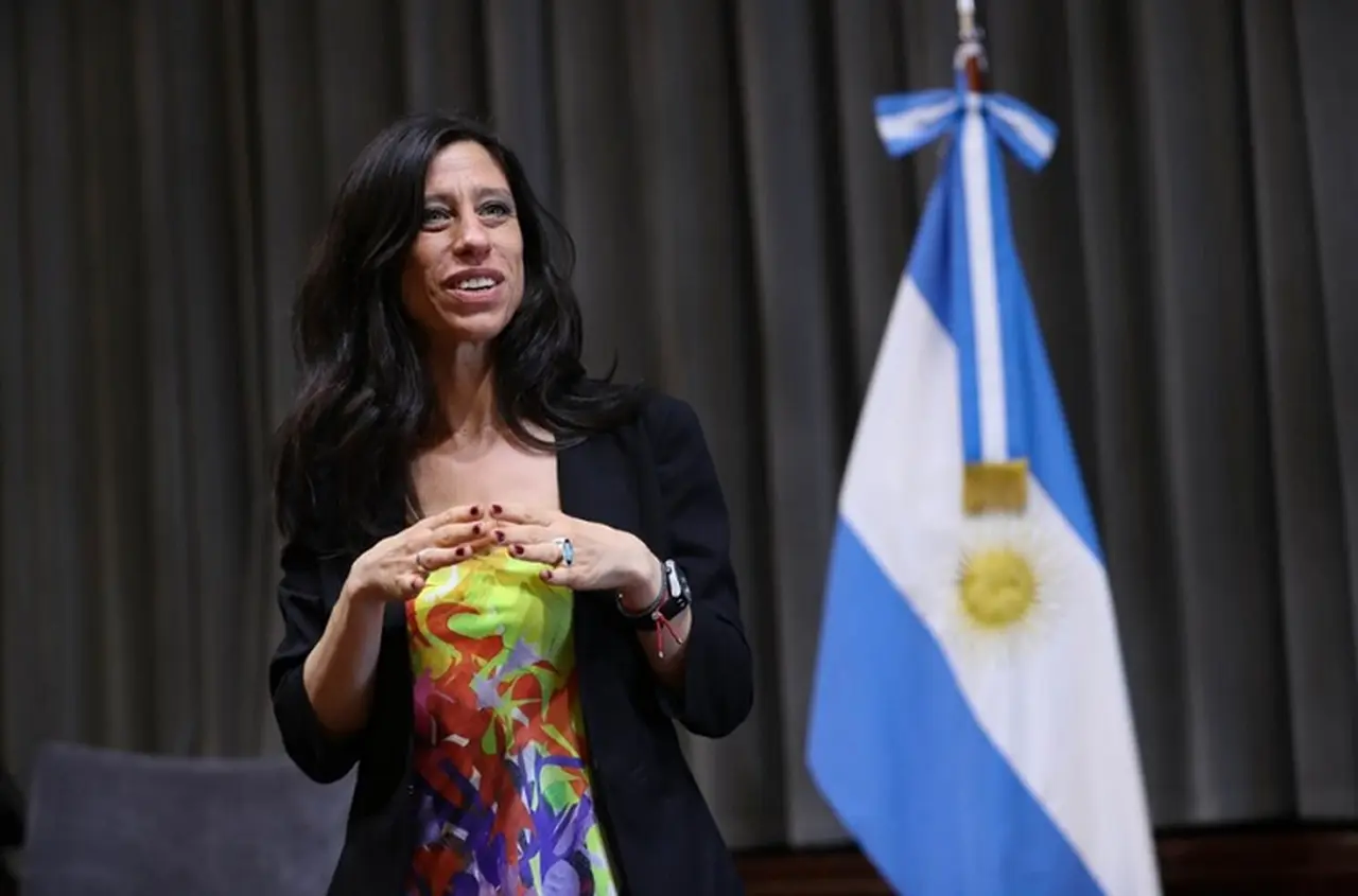 Paula Español encabeza la ofensiva del Gobierno contra WhatsApp.