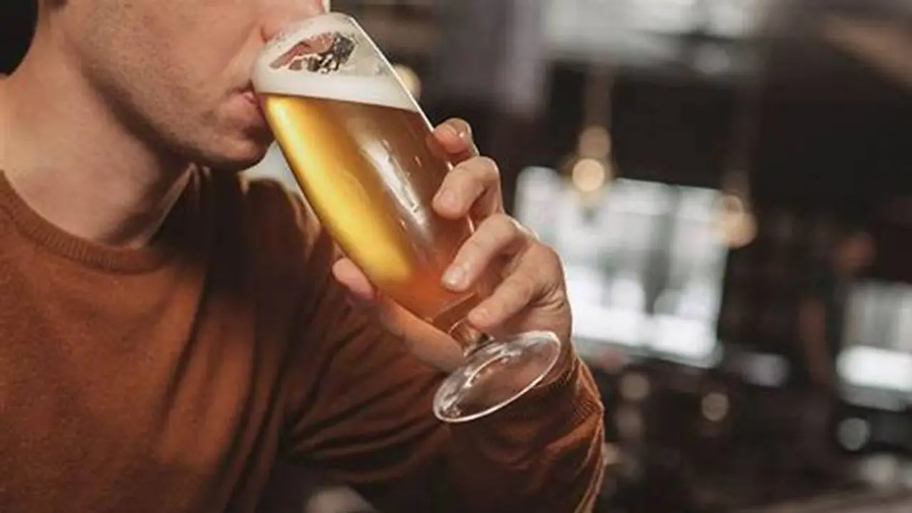 La pregunta que muchos se hacen: ¿puedo tomar alcohol antes o después de recibir la vacuna contra el Covid-19?