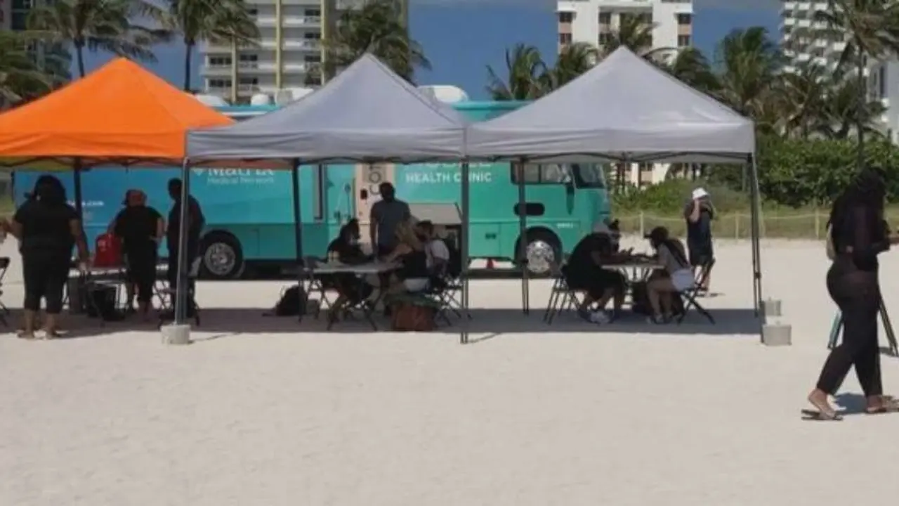 Los centros de vacunación de las playas de Miami son ambulantes 
