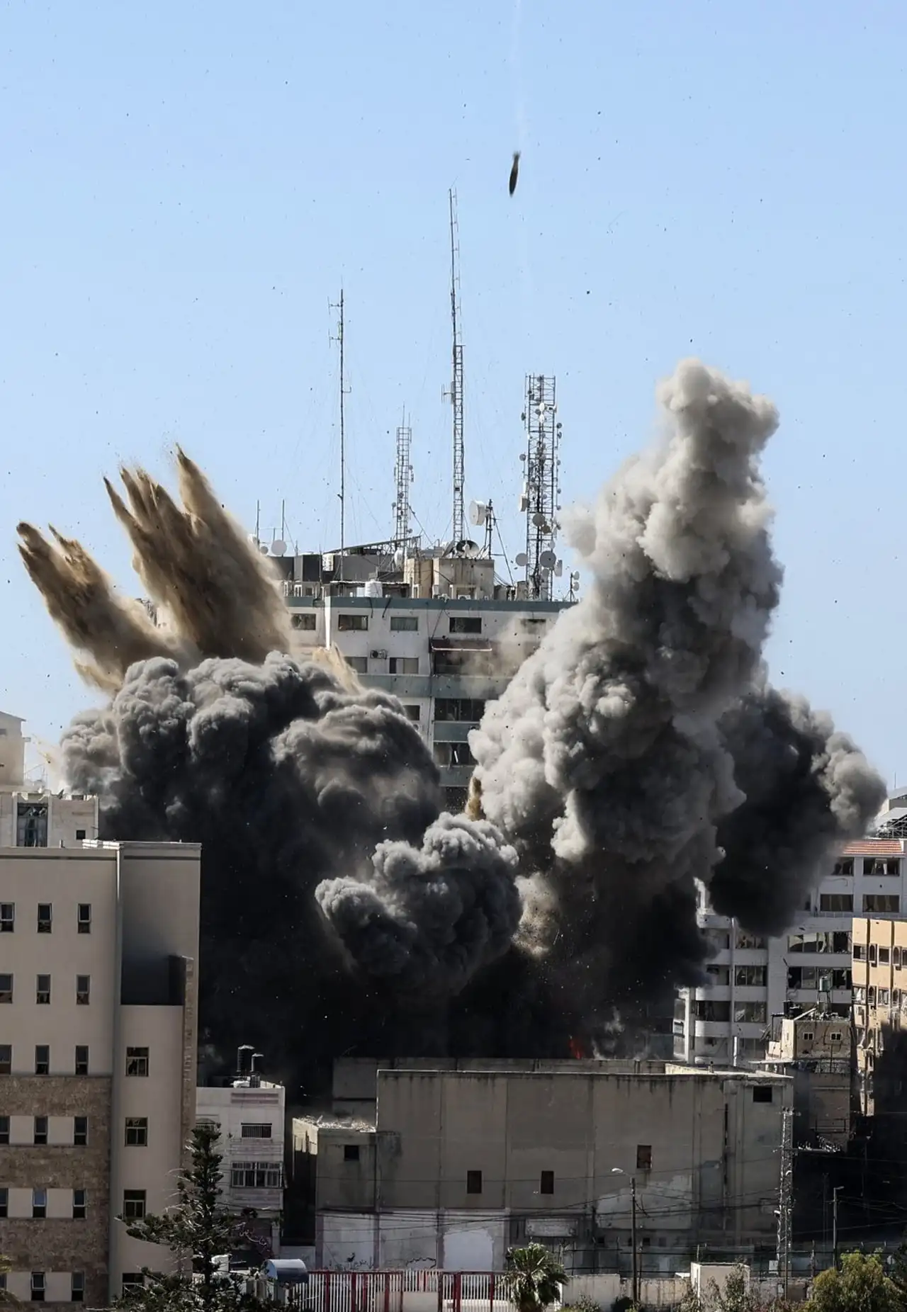 Israel derribó el edificio donde funcionaban AP y Al Jazeera