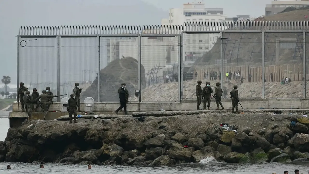 La policía marroquí ha cerrado el paso fronterizo de Tarajal e interrumpe así el éxodo migratorio hacia la ciudad española de Ceuta