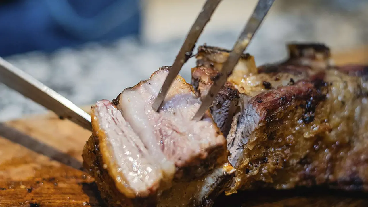 El asado, un clásico argentino: qué parrilla está abierta las 24 horas y tiene precios muy baratos
