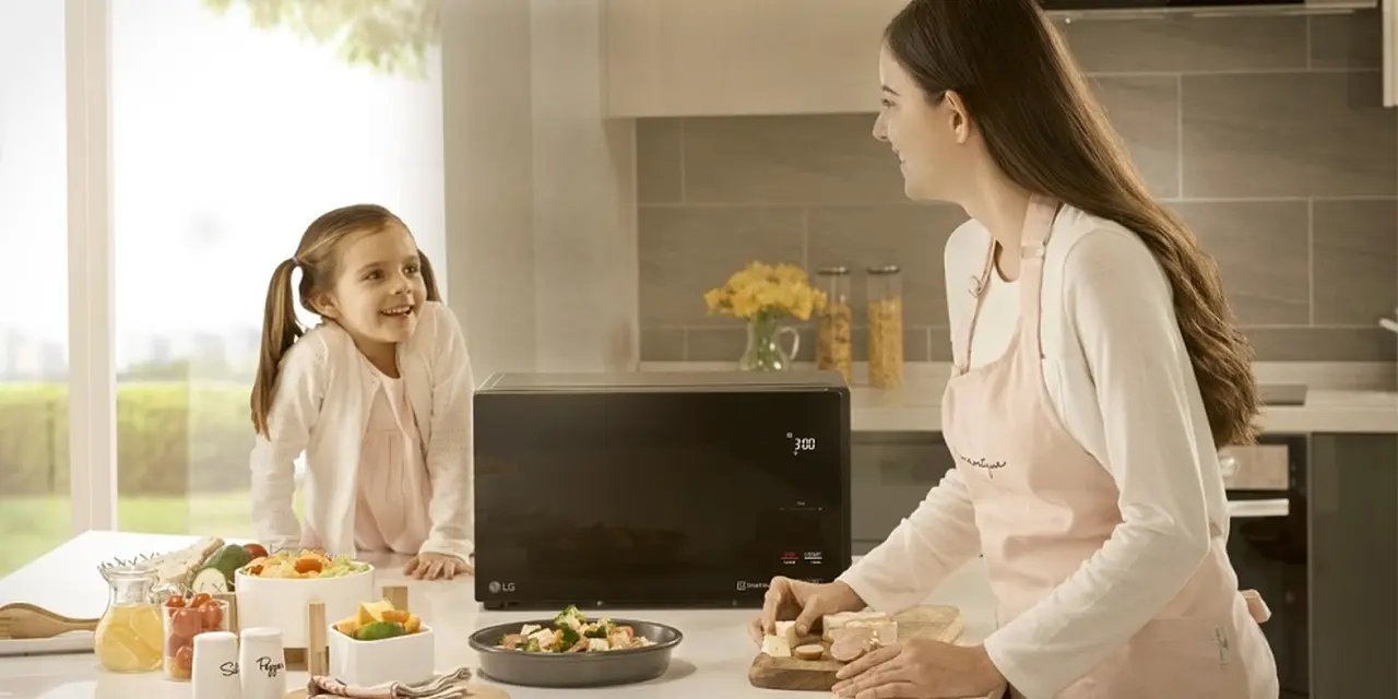 El horno de microondas NeoChef, con Tecnología Smart Inverter, garantiza una cocción más rápida y uniforme 