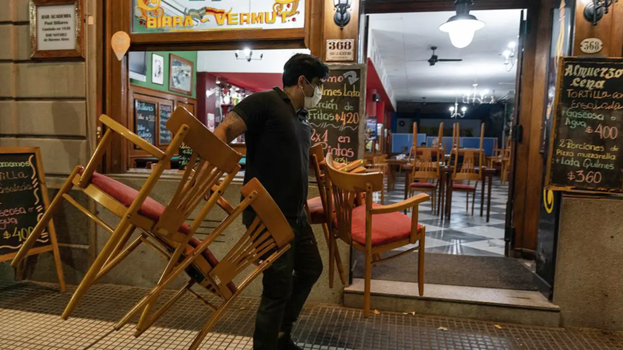 Gastronómicos piden que se les permita seguir operando en las veredas.