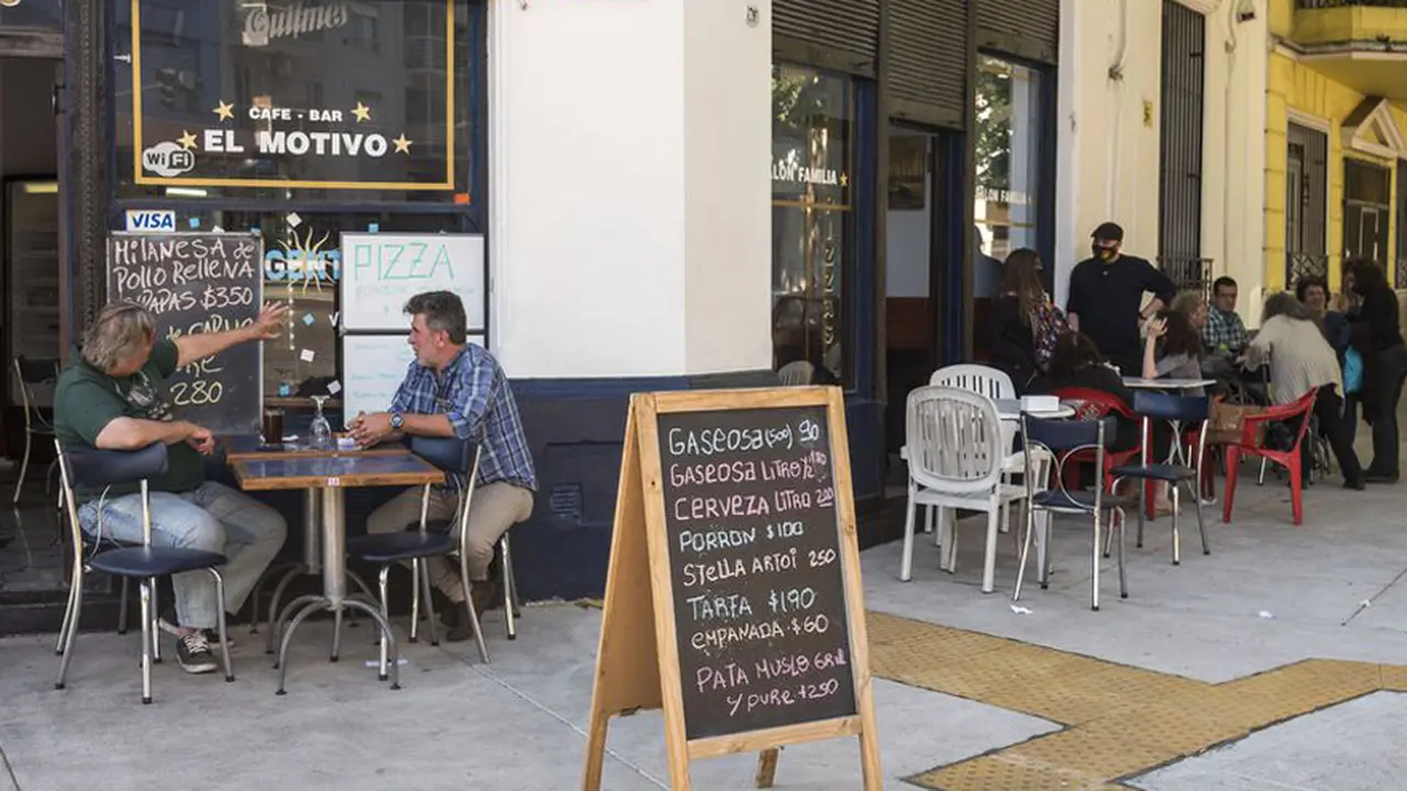 La Rosada no tiene previsto flexibilizar las medidas. En CABA, sí evalúan nuevas aperturas