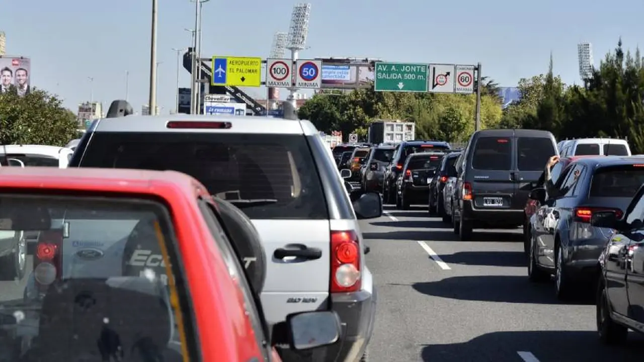 Todos los conductores que circulan en el país deben tener el título del auto 