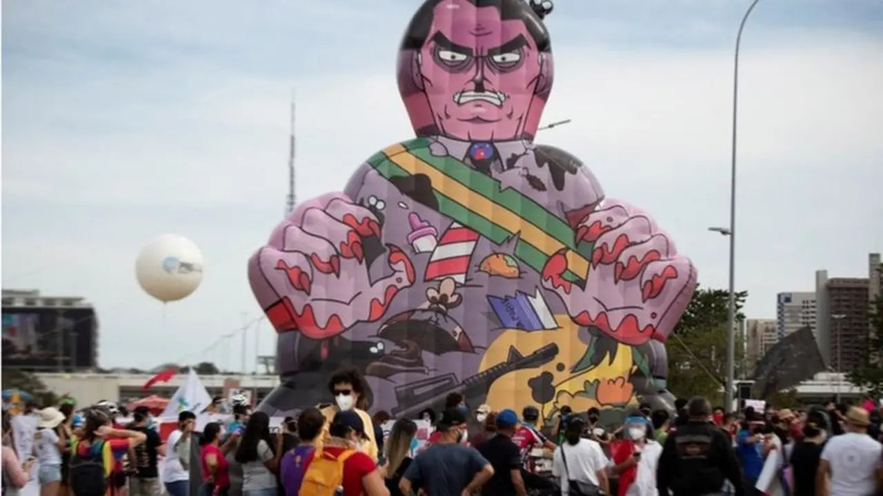 Bolsonaro, caricaturizado en las calles de Brasil.