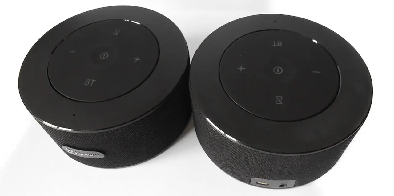 Zound360. Los dos parlantes son idénticos y pueden usarse de manera combinada (estéreo) o por separado.