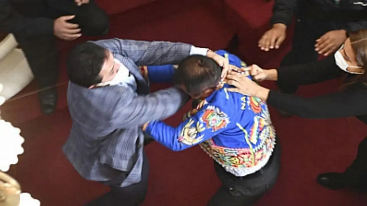 Batalla campal: legisladores, a las trompadas en medio de una sesión