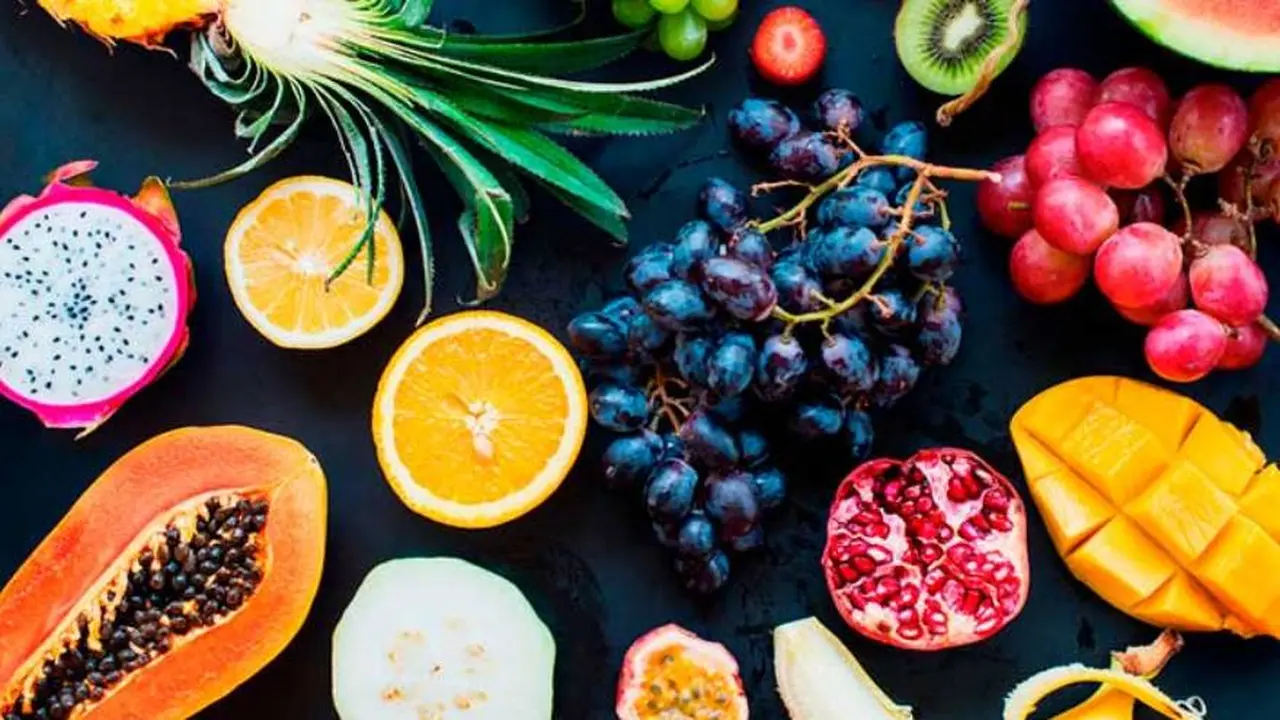 Se aconseja comer frutas enteras en lugar de jugo de limón con agua