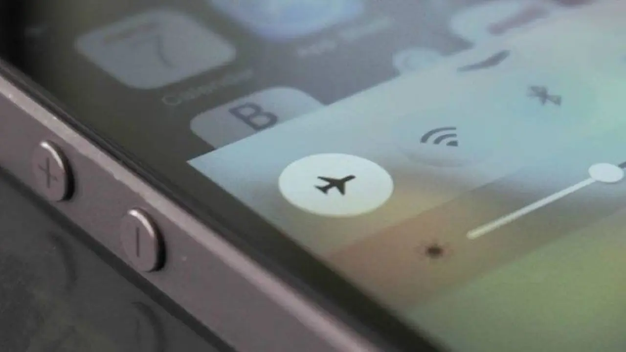 Qué pasa si activas el modo avión al cargar el celular (y por qué deberías hacerlo)