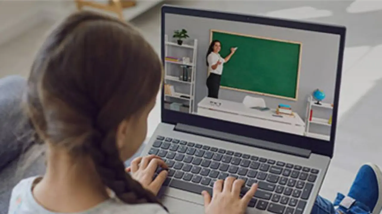 Ayuda escolar: a la canasta de útiles se suma la compra de accesorios tecnológicos y quipos para aprender a distancia