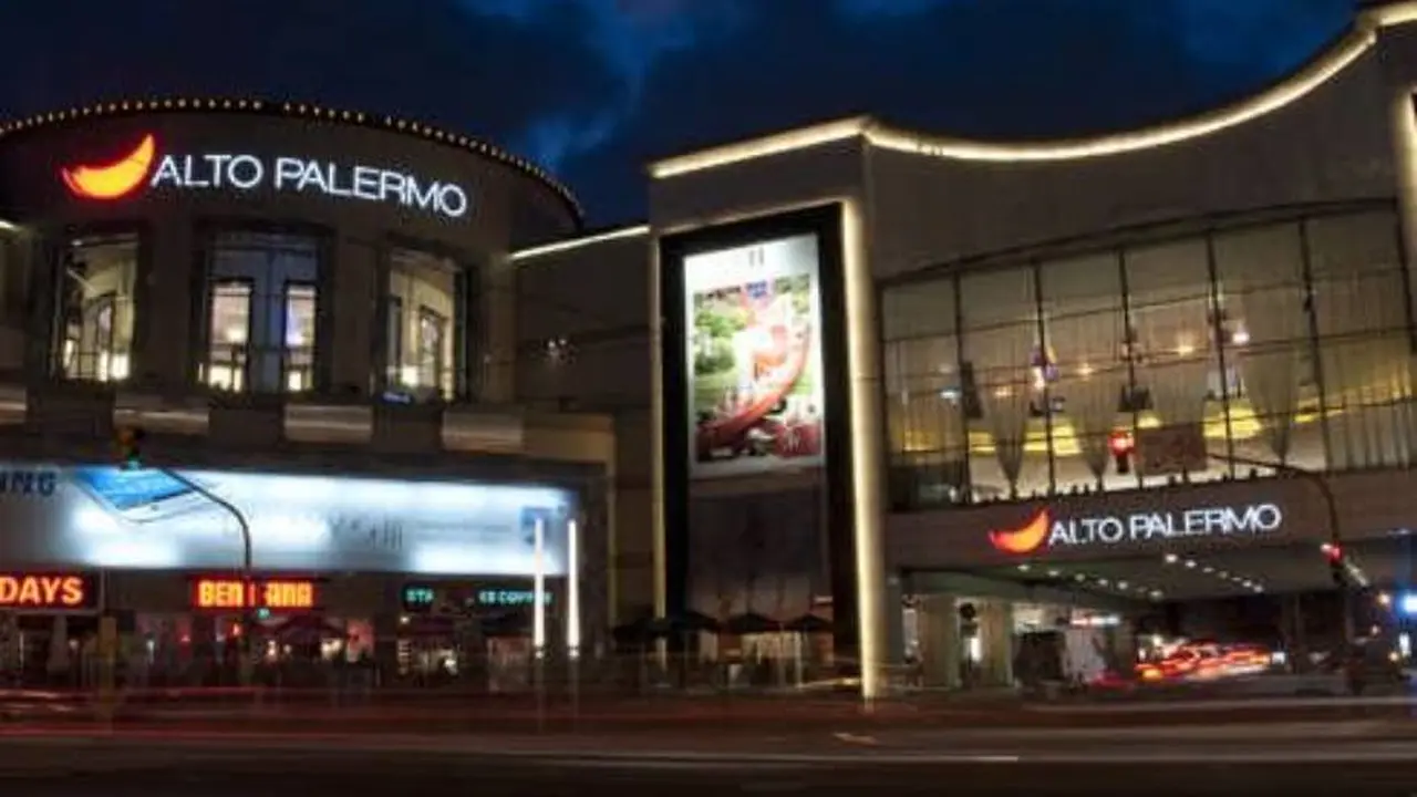 por ingresos totales acumulados al 30 de junio pasado, el líder es Alto Palermo, con $2.765 millones, seguido por Abasto Shopping, con $2.285 millones y Alto Rosario, con $2.049 millones.
