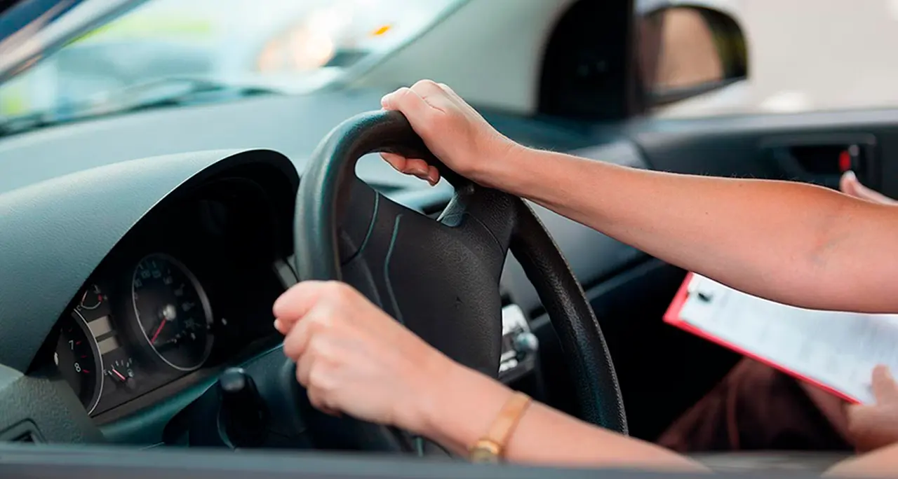 Para elegir autos usados baratos se recomienda hacer una prueba de manejo.