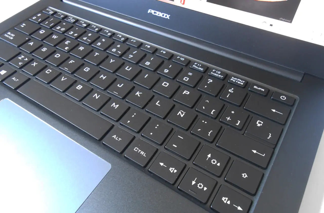 El cómodo teclado y la estilizada carcasa son elementos comunes a los modelos Fire! 3 y 5 de PCBOX.