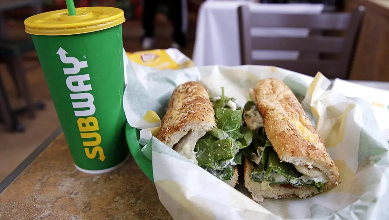 Subway deberá responder a una demanda interpuesta por dos clientes inconformes, por presunta publicidad engañosa