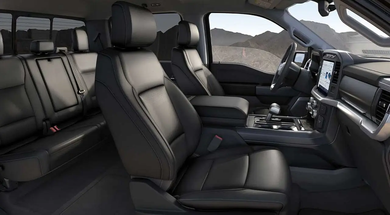 Ford F150, sobra el espacio interior.