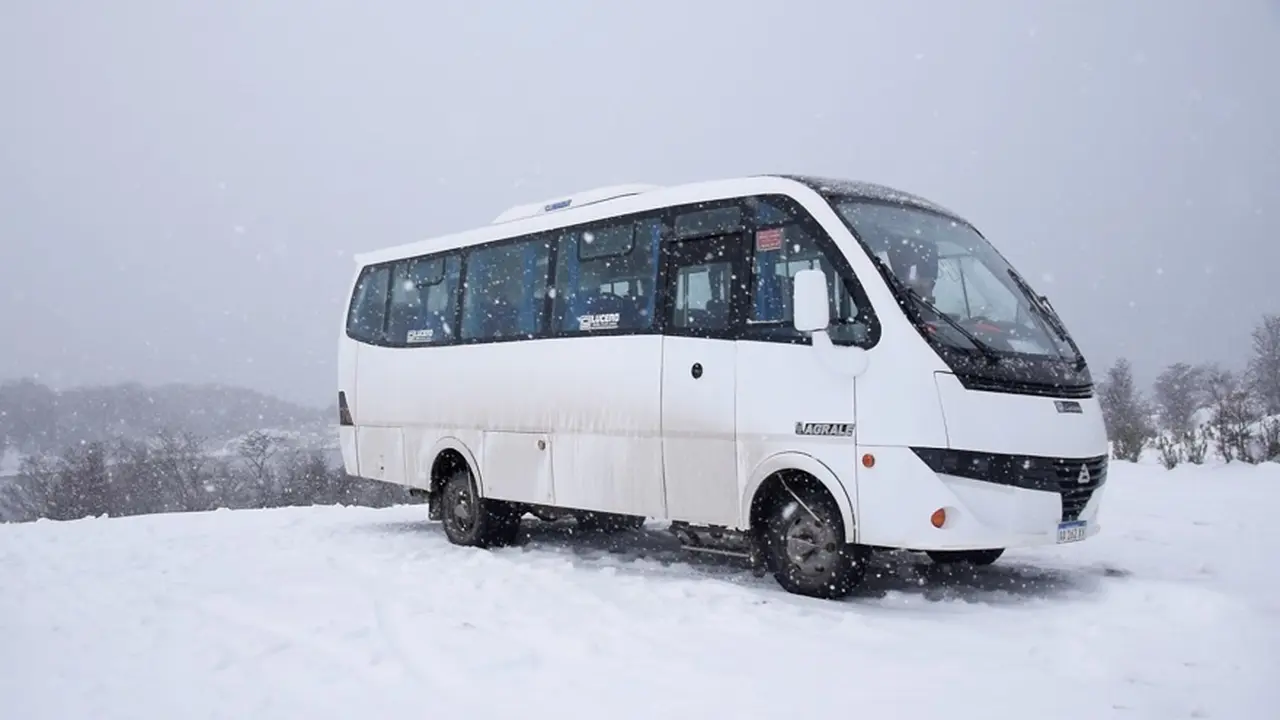 Un bus 4x4 para recorrer la cordillera de los Andes.