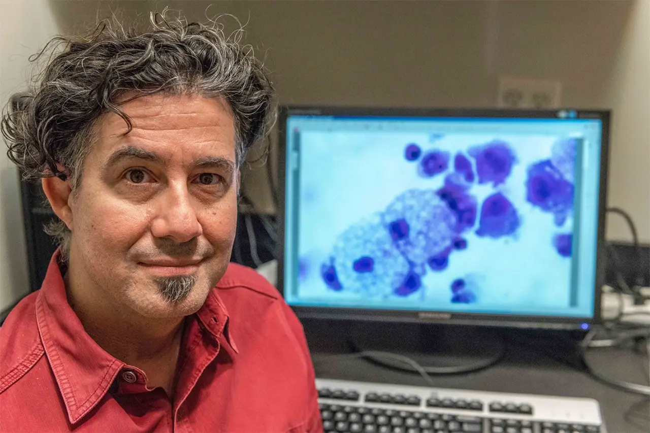 El científico canadiense Derrick Rossi avala la hipótesis de que fue creado en un laboratorio chino
