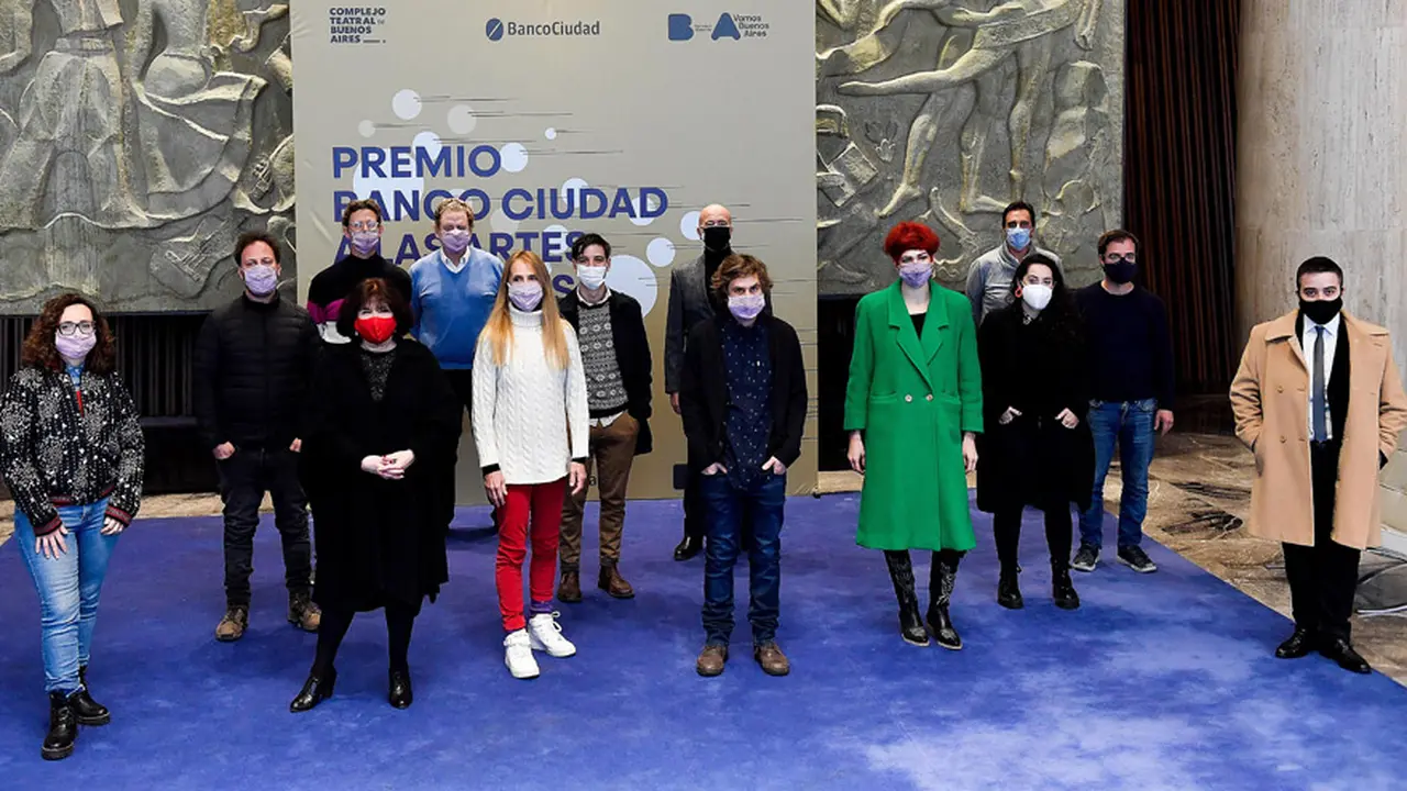 Los 10 primeros ganadores del Premio Banco Ciudad a las Artes Escénicas 2020-2021, junto a Enrique Avogadro, ministro de Cultura de la Ciudad; el presidente del Banco Ciudad, Guillermo Alejandro Laje;  Jorge Telerman, director General y Artístico del CTBA