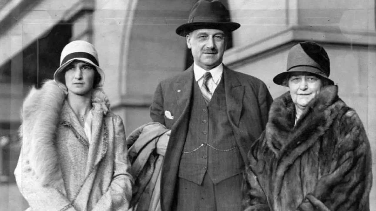  Amadeo Pietro Giannini junto a dos mujeres
