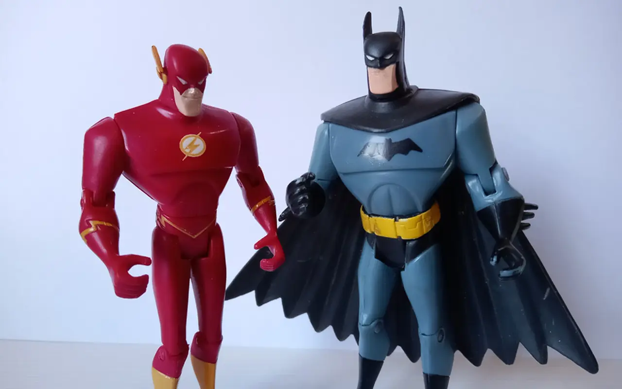 Flash y Batman miden 10,5 cm de alto. Así captura sus detalles el Alcatel 3H.