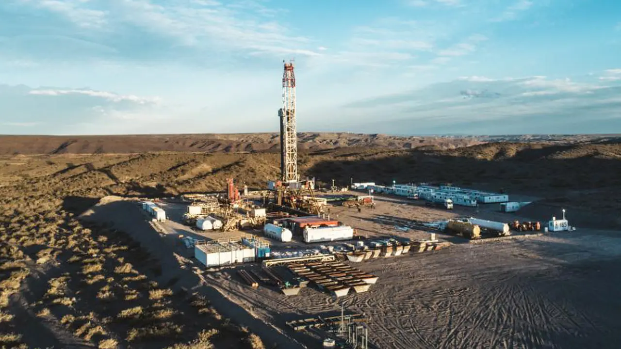 El documento detalla que la disponibilidad de recursos de fuentes renovables y, especialmente, hidrocarburíferos, a partir de Vaca Muerta, plantean un escenario auspicioso en el mediano plazo.