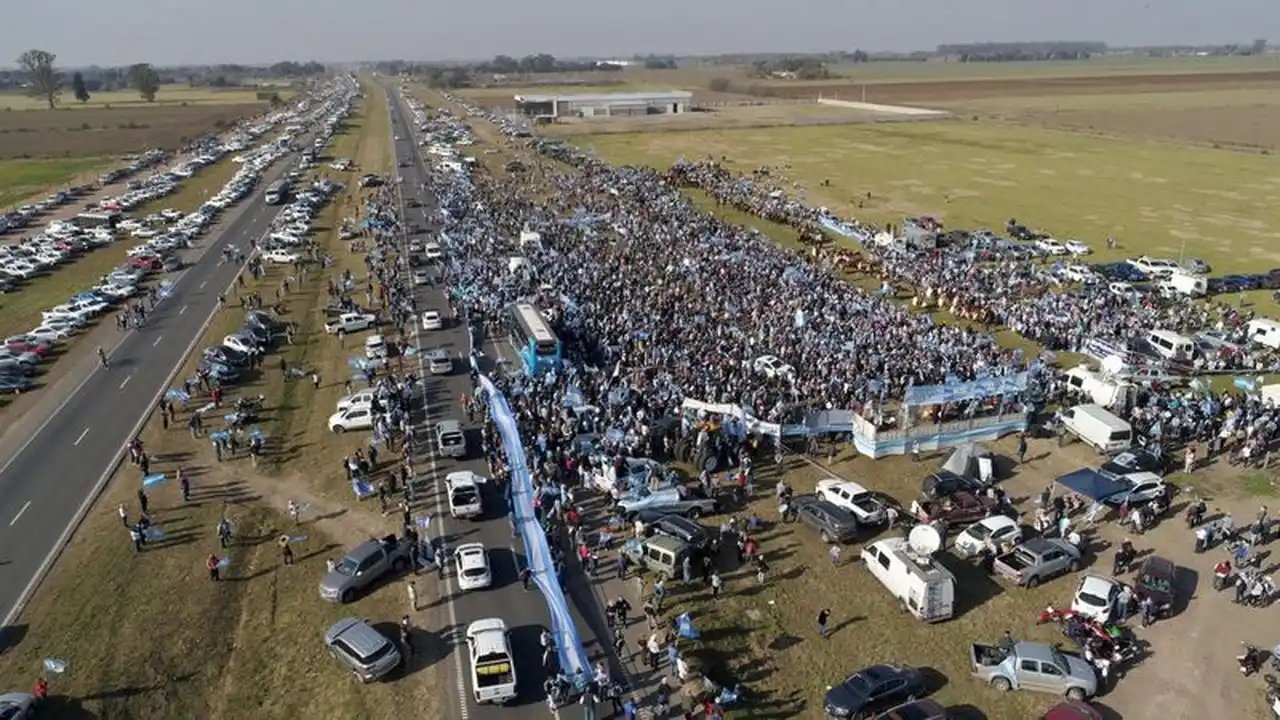 La dirigencia rural logró una convocatoria masiva en diversos puntos del país para repudiar la política agrícola del Gobierno
