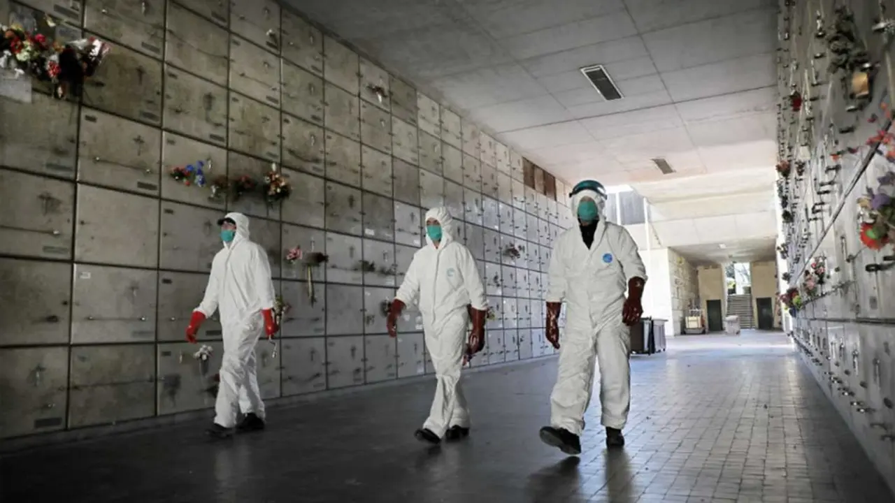 Empleados de un cementerio durante la pandemia del coronavirus.