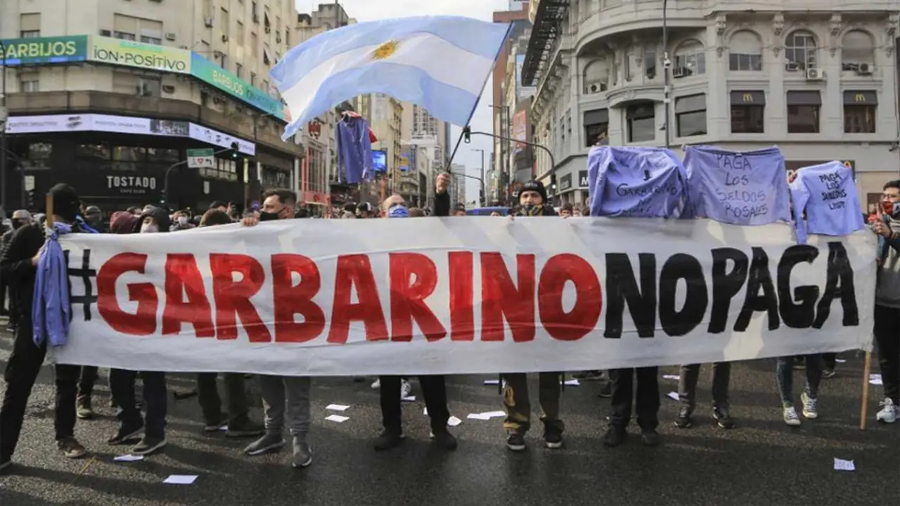La cadena adeuda miles de millones a una batería de bancos y 