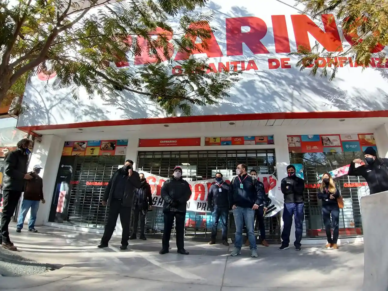 Garbarino, en llamas: 9 meses sin pagar sueldos, indemnizaciones del 50% y Rosales "atrincherado" en un local