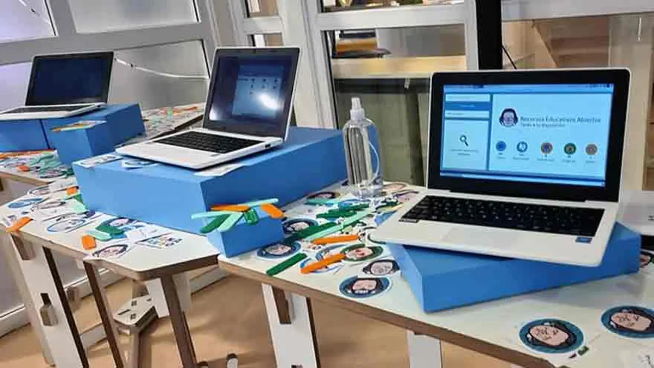 Computadoras educativas con Huayra instalado.