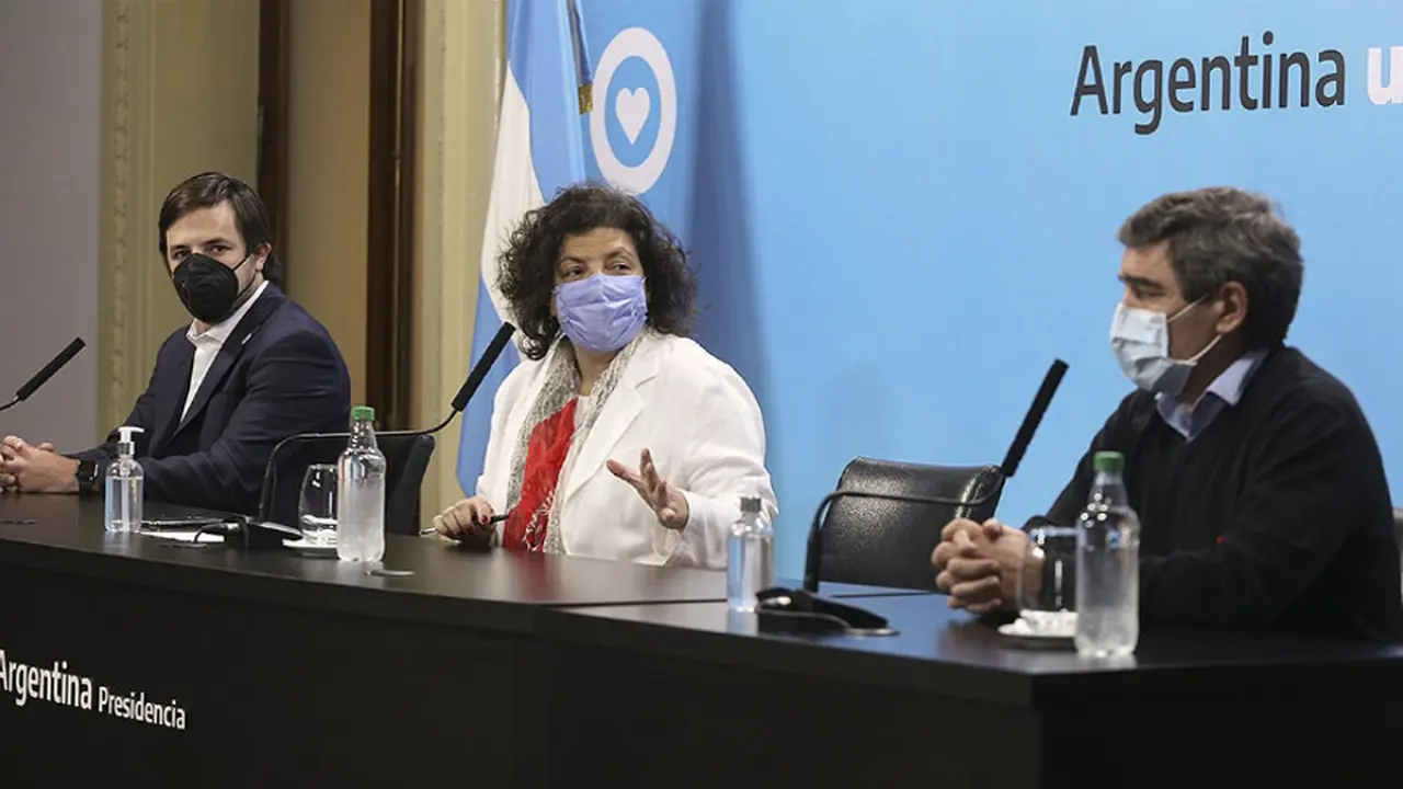 Vizzotti junto a Kreplak y Quirós, durante el anuncio de la combinación de vacunas.