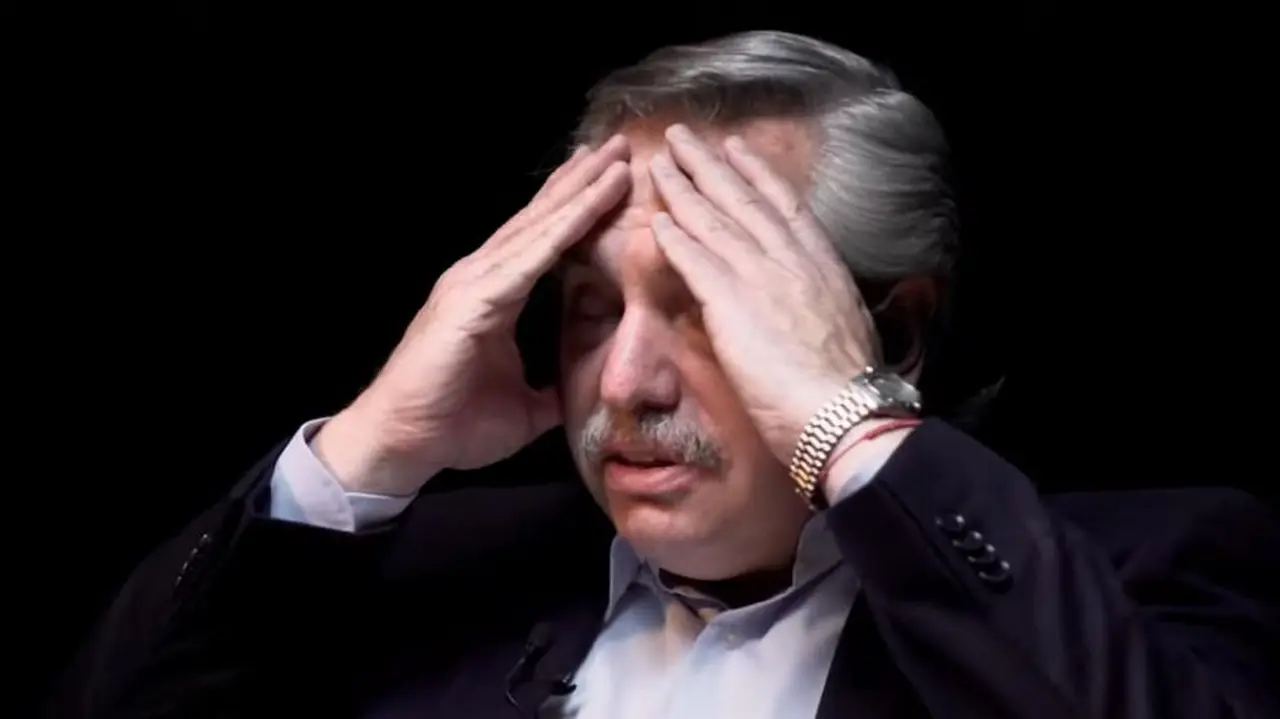 El Presidente en medio de explicaciones por el festejo de su mujer.