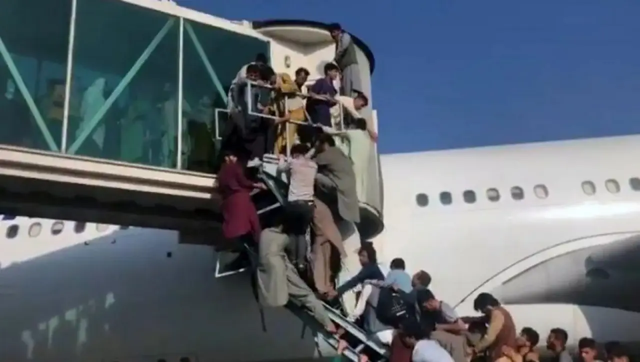 Descontrol en el aeropuerto de Kabul para huir.