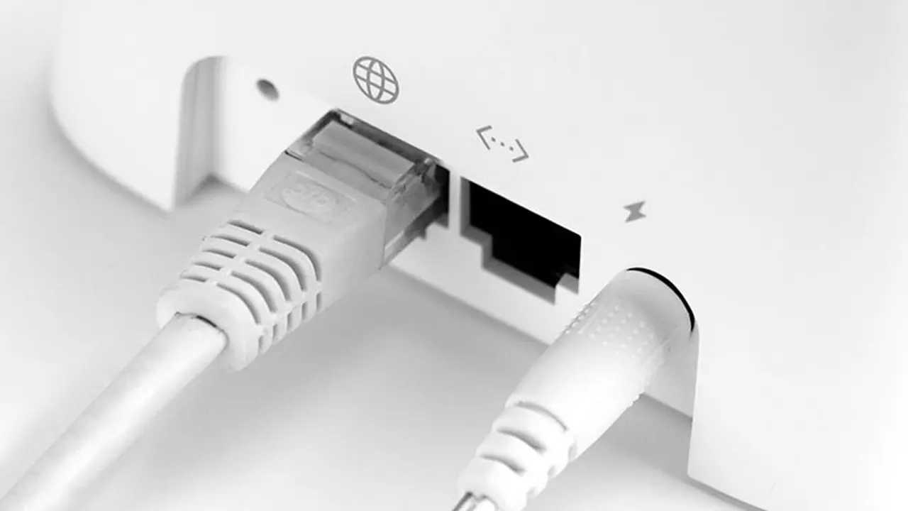 Uno de los módulos debe conectarse por cable al módem del proveedor de Internet. Luego, la configuración es muy sencilla.