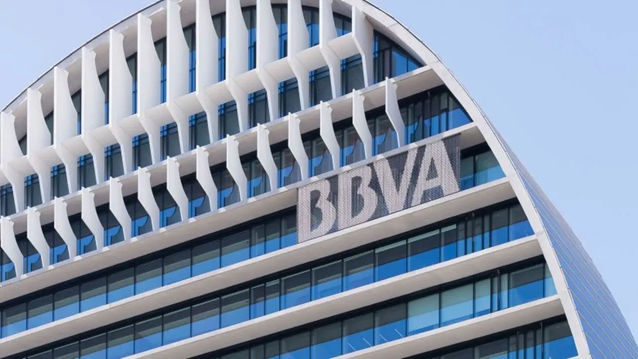 BBVA se asocia con La Caja y va por el negocio de los seguros.