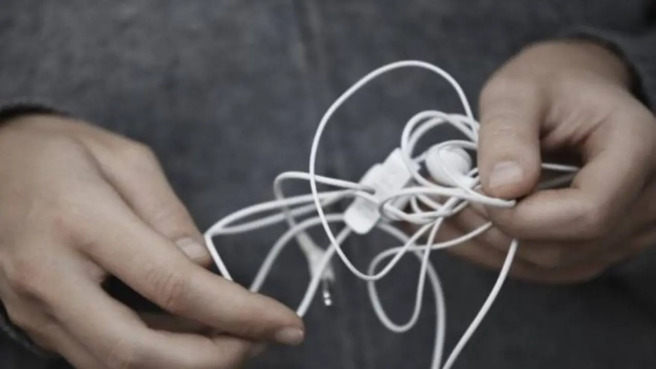 La ciencia explica, desde diversos ángulos, por qué los cables se enredan en forma constante
